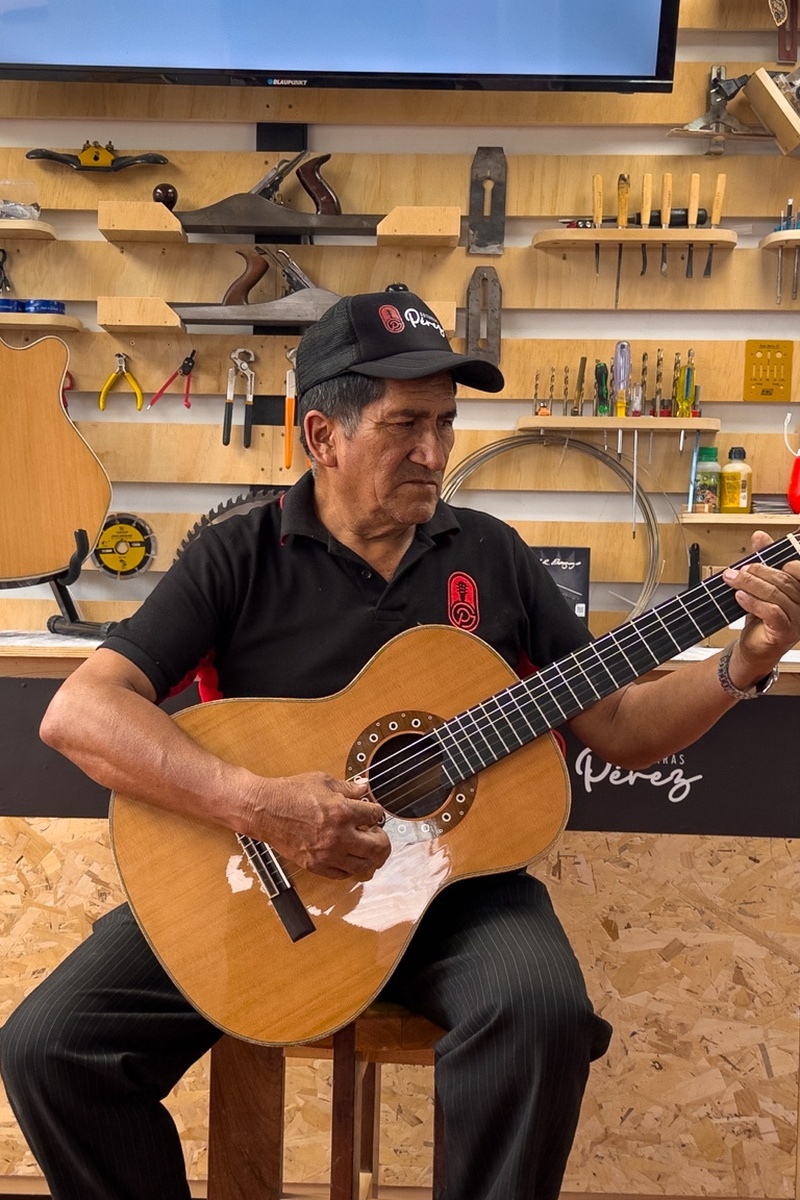 Luthier trabajando